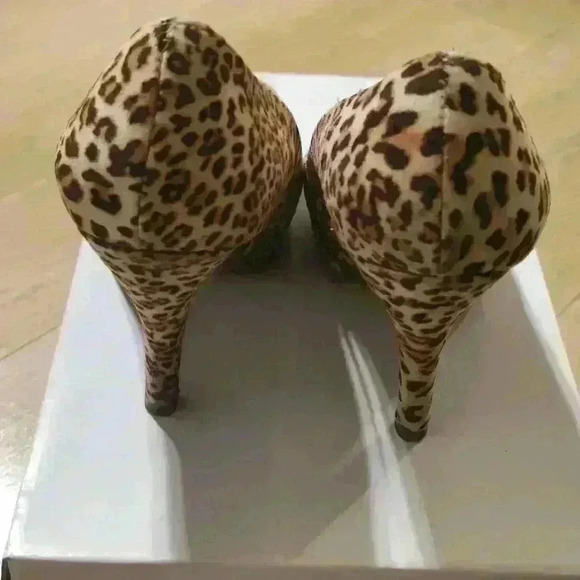 UNLISTED 4” Stiletto Leopard Print heels - Picture 3 of 6